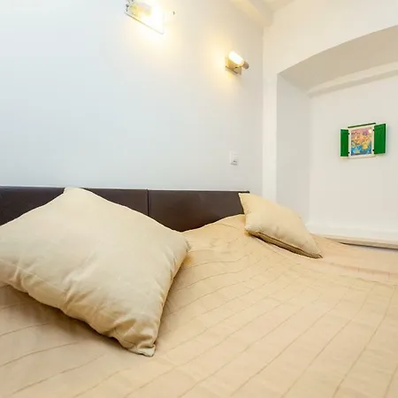 City Wall's Studio Apartment